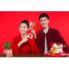 周大福“旺到飞起”金钱币黄金转运珠红绳手链R21370